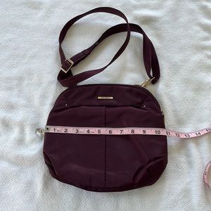 EUC! 😍Travelon sleek crossbody purse in deep burgundy.